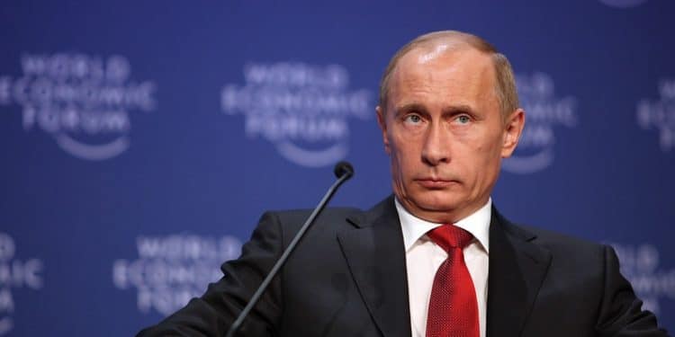 El presidente de Rusia, Vladimir Putin, habla de nuevos sistemas de pagos internacionales que se alejarán del dólar. Imagen destacada por World Economic Forum / flickr.com