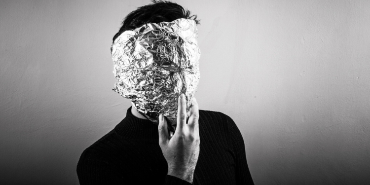 Un hombre con máscara de aluminio. Fuente: SplitShire/ Pixabay.com