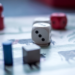 Tablero de apuestas con dados y piezas. Fuente: Pixabay/ Pexels.com