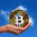 Bitcoin siendo alzado por una mano en un cielo despejado. Fuente: geralt/ Pixabay.com