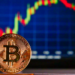 Un bitcoin delante de una gráfica de mercado de valores. Fuente: RoyBuri.