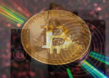 Bitcoin sobre rayos reflejados y equipo de minería ASIC. Imágenes vía pxfuel.com