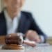 Imagen de mazo y abogado en el fondo. Fuente: poungsaed_eco/elements.envato.com