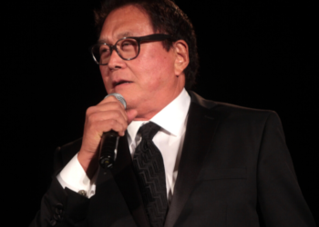 Robert Kiyosaki es el autor del libro "Padre rico, padre pobre". Fuente: Gage Skidmore/ Wikipedia.