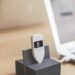 Un monedero de hardware Trezor One conectado a un laptop. Fuente: blog.trezor.io