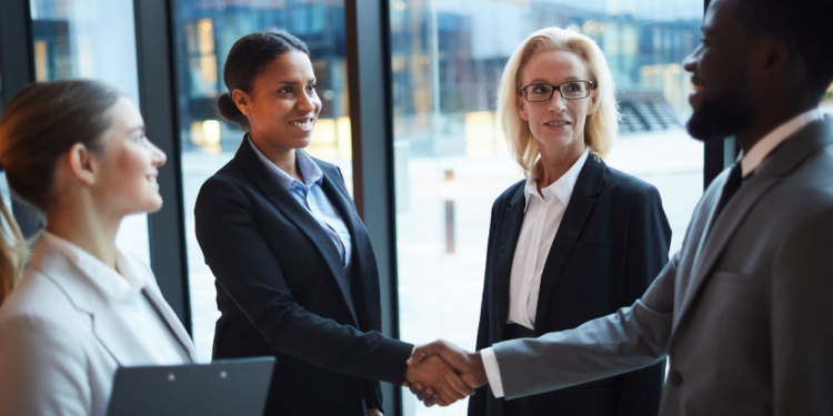 Grupo de personas cierra un acuerdo comercial. Fuente: seventyfourimages/ Envato Elements.