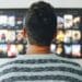 Netflix-hombre-viendo-serie-temporada