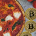 Pizza rodeada de bitcoins. Fuente: piqsels.com y elements.evanto.com