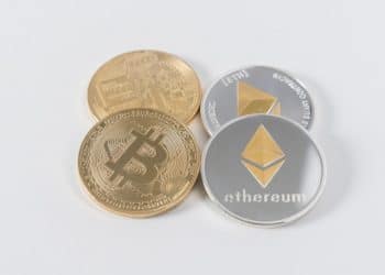 Monedas de bitcoin y erher. Fuente: Catálogo de Pensamiento/Unsplash.com