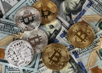 Billetes de dólar y monedas de bitcoin. Imagen: David McBee/pexels.com