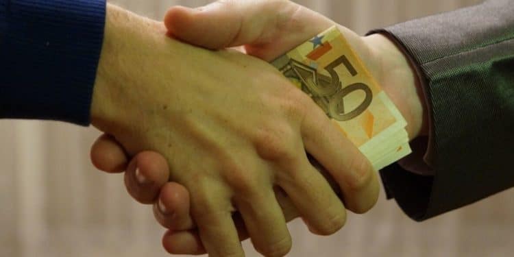 manos-intercambio-dinero