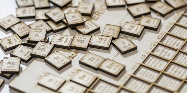 Fichas de elementos químicos que se organizan en una Tabla periódica. Fuente: vubp/pixabay.com