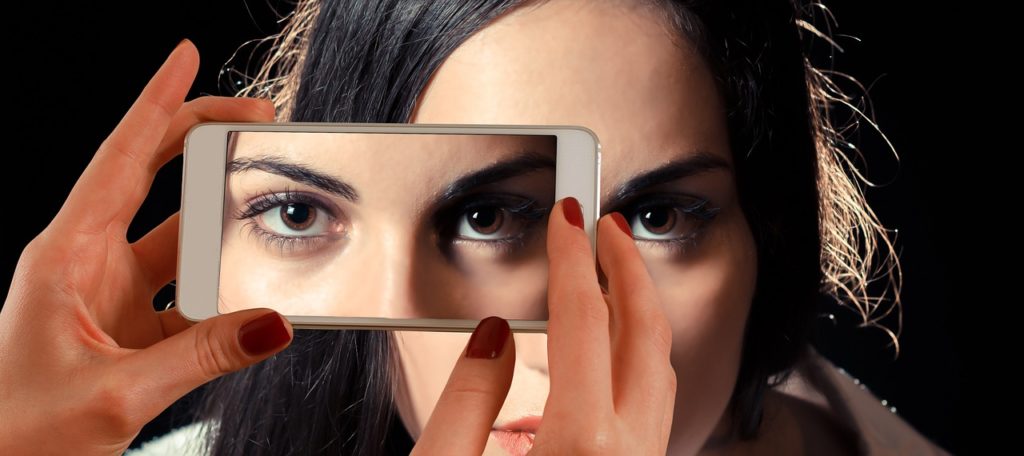 mujer estafadora smartphone
