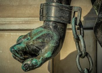 Estatua con esposas. Fuente: Achim Scholty / Pixabay