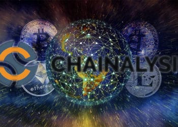 Logo de Chainalysis con criptomonedas y planeta interconectado de fondo. Composición por CriptoNoticias. Chainalysis / bitcoinwiki.org ; WorldSpectrum / Pixabay.com ; Gerd Altmann / Pixabay.com