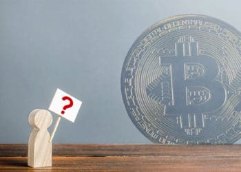 Figura en madera de usuario con signo de interrrogación y moneda de Bitcoin en el fondo. Composición por CriptoNoticias. Panxunbin / elements.envato.com ; twenty20photos / elements.envato.com