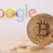 Moneda de Bitcoin con logo de Google en el fondo. Composición por CriptoNoticias. Google / wikipedia.org ; leungchopan / elements.envato.com.