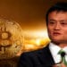 Jack Ma sobre moneda de Bitcoin. Composición por CriptoNoticias. World Economic Forum / wikipedia.org ; ESchweitzer / elements.envato.com