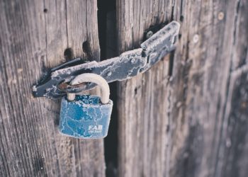 Candado en puerta. Fuente: Free-Photos / Pixabay