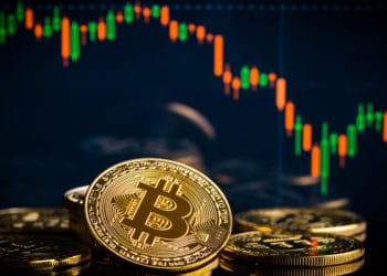 Monedas de Bitcoin frente a gráfico bajista del mercado. Fuente: jirkaejc / elements.envato.com
