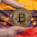 Hombre sostieniendo moneda de Bitcoin con bandera de Venezuela de fondo con logo de Bitcoin en error. Composición por CriptoNoticias.   Freepik.com; @GarryKillian / Freepik.com; erika8213 / elements.envato.com.
