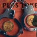 Monedas de Bitcoin dentro de esposas junto a policía con bandera de China y logo de Plus Token superpuestos. Composición por CriptoNoticias. Plus Token / plus-token.ca; @stockvault / Freepik.com; stevanovicigor / elements.envato.com; glaborde7 / Pixabay.com
