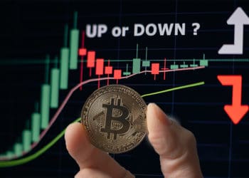 Mano sosteniendo moneda de Bitcoin frente a gráfico de mercado. Composición por CriptoNoticias. leungchopan / elements.envato.com; avanti_photo / elements.envato.com