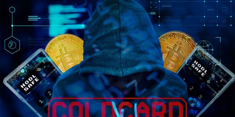 Hacker con monedas de bitcoin y monederos coldcard y logo. Composición por CriptoNoticias. Cold Card / coldcardwallet.com; @COLDCARDwallet / Twitter.com; @rawpixel.com / Freepik.com.