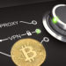 Moneda de Bitcoin sobre tablero de control de acceso con sello de rechazado. Composición por CriptoNoticias. Ha4ipuri / elements.envato.com; TheDigitalArtist / pixabay.com; Olivier_Le_Moal / elements.envato.com.