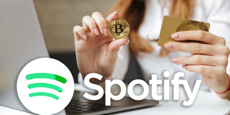 Mujer frente a computadora sosteniendo tarjeta de credito y moneda de Bitcoin con logo de Spotify. Composición por CriptoNoticias. Spotify / wikipedia.org; vadymvdrobot / elements.envato.com