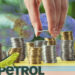 Logo de Ecopetrol frente a hombre apilando monedas sobre mesa con bandera de Colombia superpuesta y blockchain en el fondo. Composición por CriptoNoticias. EcoPetrol ; LightFieldStudios / elements.envato.com; rawpixel / freepik.com; iLexx / elements.envato.com