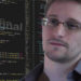 Edward Snowden frente a pantalla con código y logo de Signal superpuesto. Composición por CriptoNoticias. Edward Snowden / edwardsnowden.com; Signal Messenger / wikipedia.org; Boskampi / pixabay.com