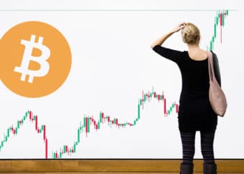 Mujer dudosa observando gráfico de mercado con logo de Bitcoin. Composición por CriptoNoticias. Bitcoin / bitcoin.org; Binance / Binance.com; aetb / elements.envato.com