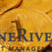 Logo de One River Asset Management sobre monedas de Bitcoin. Composición por CriptoNoticias. One River Asset Mannagement / oneriveram.com; Sonyachny / elements.envato.com.
