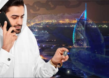 Hombre sostiene moneda digital con edificios de los Emiratos Arabes en el fondo con blockchain superpuesta. Composición por CriptoNoticias. johan10 / elements.envato.com; serhiibobyk / elements.envato.com; iLexx / elements.envato.com; kijevskymarek / elements.envato.com