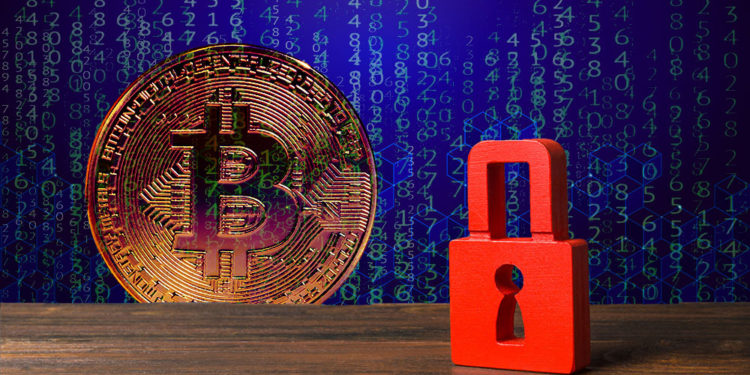 Candado con código y moneda de bitcoin en el fondo. Composición por CriptoNoticias. ESchweitzer / elements.envato.com; freepik / freepik.com; designwebjae  / pixabay.com; twenty20photos / elements.envato.com.
