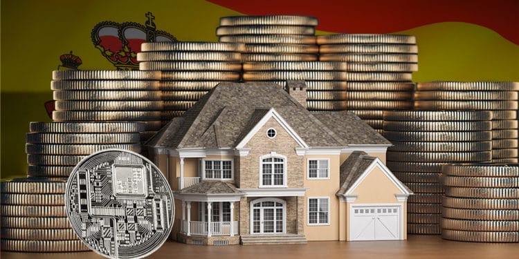 Moneda digital junto a modelo de casa con monedas apiladas y bandera de España en el fondo. Composición por CriptoNoticias. johan10 / elements.envato.com; maxxyustas / elements.envato.com; twenty20photos / elements.envato.com