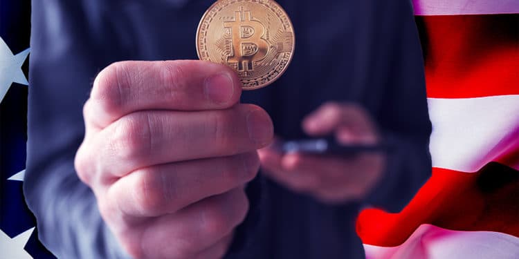 Hombre sosteniendo moneda de Bitcoin con bandera de Estados Unidos en el fondo. stevanovicigor / elements.envato.com; stevanovicigor / elements.envato.com