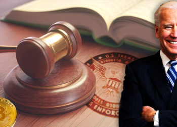 Joe Biden junto a moneda de bitcoin sobre escritorio legal con logo de FinCEN grabado. Composición por CriptoNoticias. GPA Photo Archive / flickr.com; Photology75 / elements.envato.com; FinCEN / wikimedia.org; ktsimage / elements.envato.com.