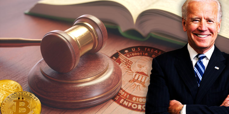 Joe Biden junto a moneda de bitcoin sobre escritorio legal con logo de FinCEN grabado. Composición por CriptoNoticias. GPA Photo Archive / flickr.com; Photology75 / elements.envato.com; FinCEN / wikimedia.org; ktsimage / elements.envato.com.