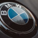 Placa de BMW sobre superficie oscura. Fuente: Luis Quintero / pexels.com.