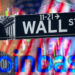 Logo de Coinbase en frente de Letrero de Wall Street con gráfico de mercado y bandera de Estados Unidos en el fondo. Composición por CriptoNoticias. Coinbase / coinbase.com; jcomp / freepik.com; dibrova / elements.envato.com.