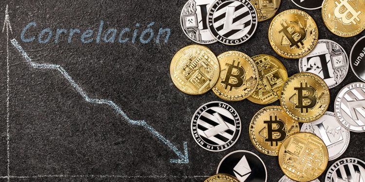 Gráfico decreciente sobre mesa con criptomonedas. Composición por CriptoNoticias. ff-photo / elements.envato.com; Prostock-studio / elements.envato.com.
