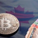 Moneda de Bitcoin junto a billetes de dólares canadienses con bandera de Canadá en el fondo. Composición por CriptoNoticias. johan10 / elements.envato.com; slon.pics / freepik.com; Alexlukin / elements.envato.com.