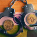 Monedas de Bitcoin dentro de esposas con bandera de India y hacker en el fondo. Composición por CriptoNoticias. stevanovicigor / elements.envato.com; rawpixel.com / freepik.com; Rawpixel / elements.envato.com.