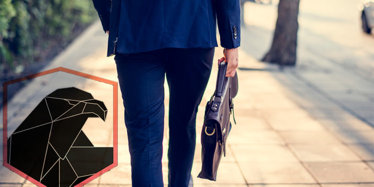 Logo de Aragon One con hombre de negocios alejandose en el fondo. Composición por CriptoNoticias. Aragon One / twitter.com; Rawpixel / elements.envato.com.