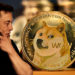 Elon Musk junto a moneda de Dogecoin en frente de monedas de Bitcoin. Composición por CriptoNoticias. jirkaejc / elements.envato.com; Daniel Oberhaus / flickr.com; stevanovicigor / elements.envato.com.