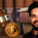 Anurag Thakur junto a moneda de Bitcoin en escritorio legal con bandera de la India en el fondo. Composición por CriptoNoticias.  LightFieldStudios / elements.envato.com; maxxyustas / elements.envato.com; twenty20photos / elements.envato.com; Ministry of Finance / wikipedia.org.
