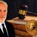Peter Schiff en frente de moneda de Bitcoin sobre libros legales. Composición por CriptoNoticias. LightFieldStudios / elements.envato.com; Euro Pacific Asset Management / europacificfunds.com; rawf8 / elements.envato.com.