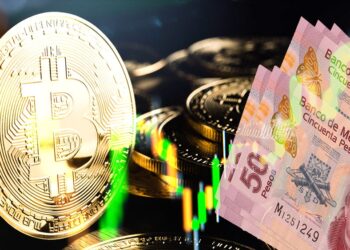 Moneda de Bitcoin junto a billetes de pesos mexicanos con gráfico alcista superpuesto.
